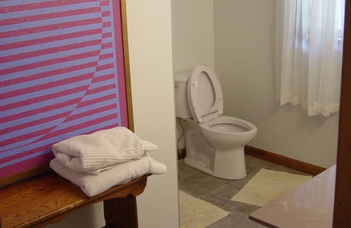 Turners Apartment | Queen bedroom suite with private bath
