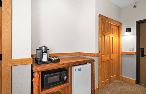 Two Harbors Condo | Queen bedroom w/pool & hot tub
