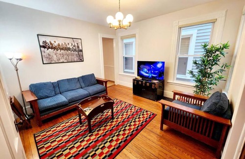 New Haven Apartment | Queen Beds, Fast WiFi, Free Parking, Central A/C, TV's