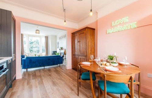 Margate Apartment | Queen Palm Apartment - Margate - 3 mins walk to beach