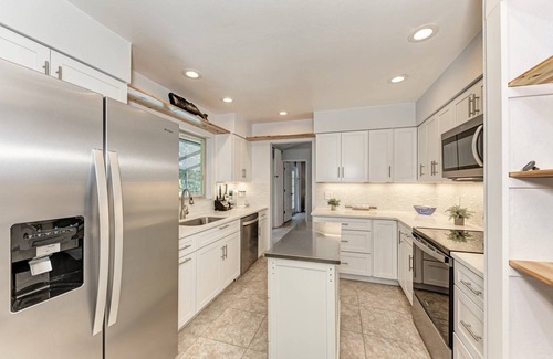Whitfield House | Queen Palm - Private Pool, Beach, Pet-Friendly!