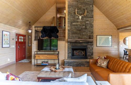 West Jefferson House | Queen Ridge Cabin