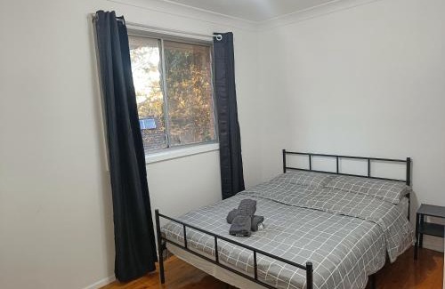 Stanwell Park House | Queen Room in Carlingford near Shops and Station - NC4