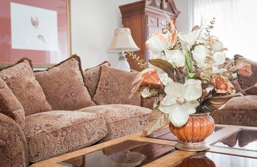Glastonbury House | Queen Room with Private Bath IN GLASTONBURY