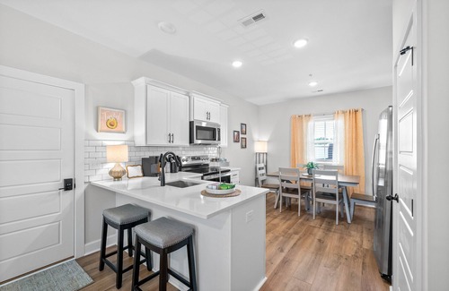 Clarksville Apartment | Queen's Quarters at "The Spot" (281 Liberty Pkwy)