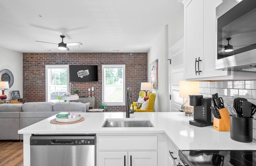 Clarksville Apartment | Queen's Quarters at "The Spot" (281 Liberty Pkwy)