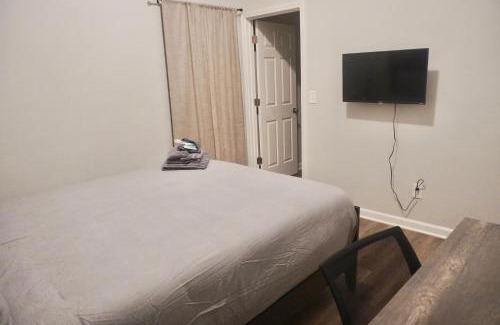 Church Street House | Queen Suite - Hot Tub - WiFi