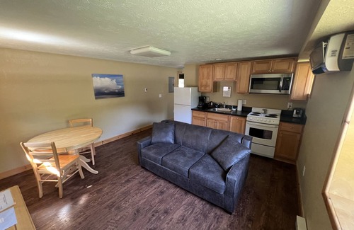 Paradise Hotel | Queen Suite - Tahquamenon Suites Paradise MI