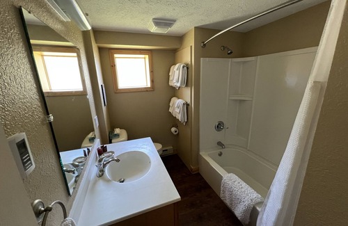 Paradise Hotel | Queen Suite - Tahquamenon Suites Paradise MI
