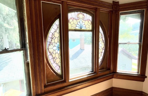 Adrian House | Queen Victorian Home, Walking distance to downtown