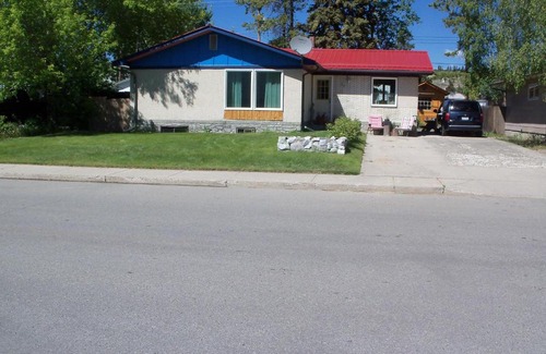 Whitehorse House | Queen, walk to village center