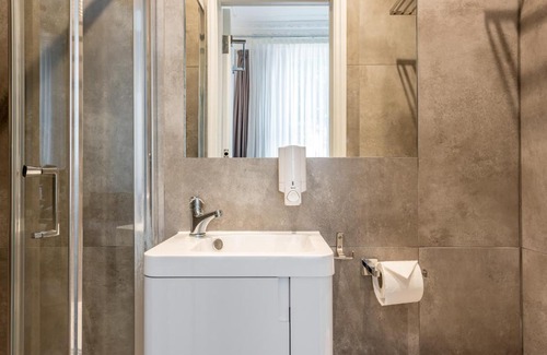 Brownswood Hotel | Queens Drive Hotel at Finsbury Park