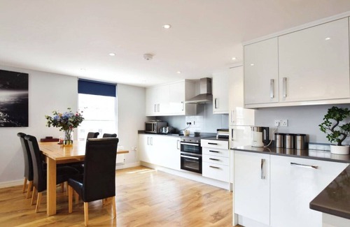 Salisbury Apartment | Queens House 2 bed City Centre Apt- Stayseekers