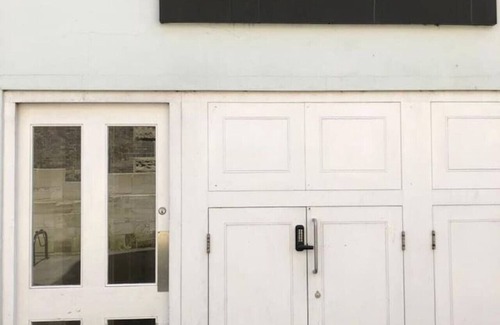 Salisbury Apartment | Queens House 2 bed City Centre Apt- Stayseekers