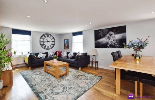 Salisbury Apartment | Queens House 2 bed City Centre Apt- Stayseekers