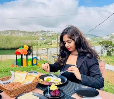 Nuwara Eliya Hotel | Queens Lake Cabin