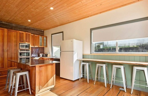 Queenstown Cottage | Quentin's Cottage - cosy restored miner's house-close to rainforest and trails!