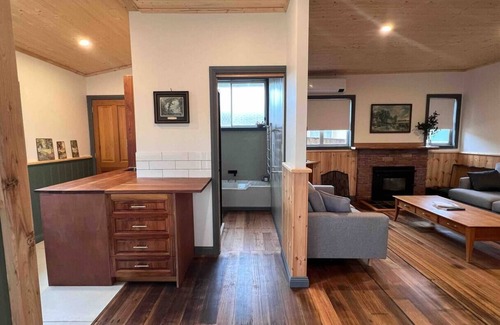 Queenstown Cottage | Quentin's Cottage - cosy restored miner's house-close to rainforest and trails!