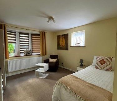 Southampton Apartment | Quest Fulfiller - Near General Hospital, Free Parking & Garden