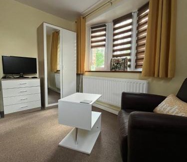 Southampton Apartment | Quest Fulfiller - Near General Hospital, Free Parking & Garden