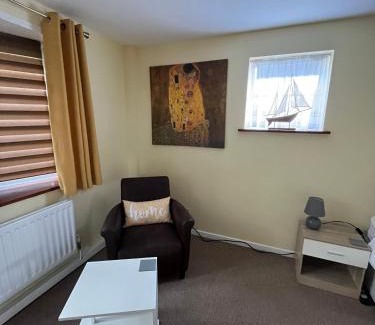 Southampton Apartment | Quest Fulfiller - Near General Hospital, Free Parking & Garden