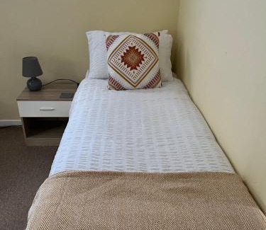 Southampton Apartment | Quest Fulfiller - Near General Hospital, Free Parking & Garden