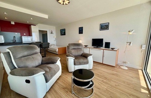 Quiberon Apartment | Quiberon: Renovated 35m² studio with balcony, sea view, parking, near beach and thalasso