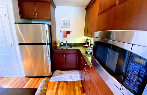 Laurel Park House | Quick and Easy Walk Downtown - Tons of Amenities