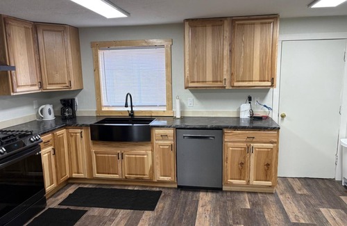 Lingle House | Quick Escape 2 Bedrooms n Lingle, Wy! with free Wifi & Parking