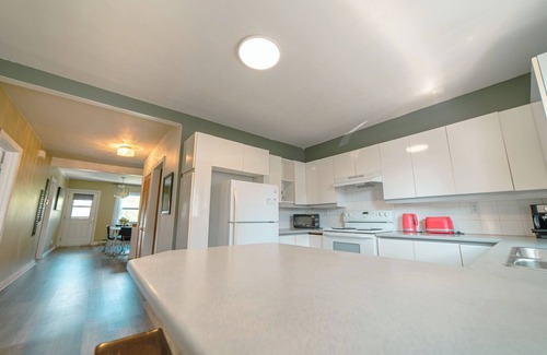 Verdun Apartment | Quiet 2 BDR+Free Parking+Near Metro+Near Downtown