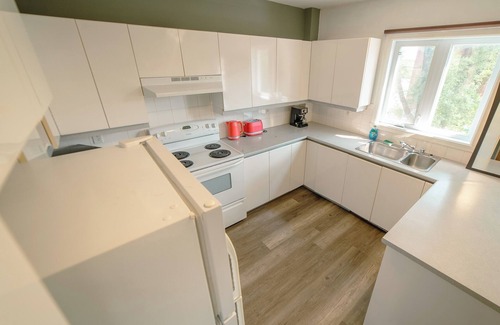 Verdun Apartment | Quiet 2 BDR+Free Parking+Near Metro+Near Downtown