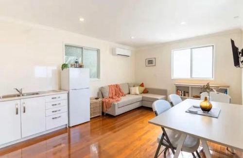 Nudgee Beach House | Quiet 2 bed home with Private Patio in Quaint Village