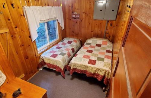 Ray House | Quiet 2 Bedroom Bass Cabin In The Trees