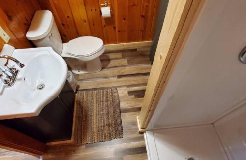 Ray House | Quiet 2 Bedroom Bass Cabin In The Trees