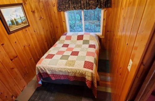 Ray House | Quiet 2 Bedroom Bass Cabin In The Trees