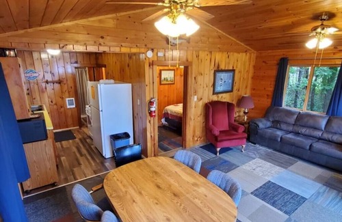 Ray Cabin | Quiet 2 Bedroom Bass Cabin in the Trees