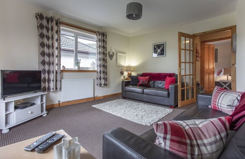 Lewiston Cottage | Quiet 2 bedroom cottage with a beautiful view of Loch Ness