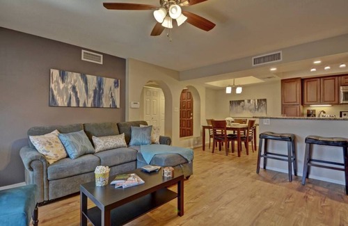 North Mountain Condo | 💯Quiet, 2 King beds, 3 Pools, WiFi, Gated,Tennis🎾Basketball🏀Ground Floor🌵