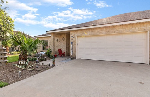 Port Isabel House | Quiet 3/2 Hideaway w/Pool Access