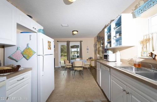 Interlachen House | Quiet 3-bedroom lakefront house. Family/dog friendly. Wi-Fi.
