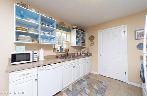 Interlachen House | Quiet 3-bedroom lakefront house. Family/dog friendly. Wi-Fi.