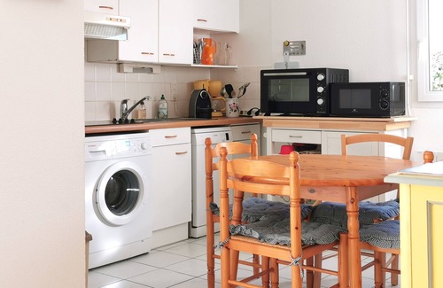 Carnac Apartment | Quiet, 3-room apartment with garden, Wi-Fi in residence with swimming pool (sleeps 4)