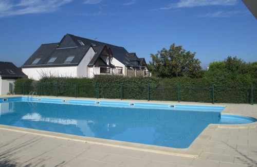 Carnac Apartment | Quiet, 3-room apartment with garden, Wi-Fi in residence with swimming pool (sleeps 4)