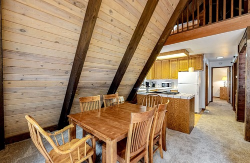 Tahoe Paradise House | Quiet A-frame cabin near town with forest views & high-speed WiFi - dog-friendly