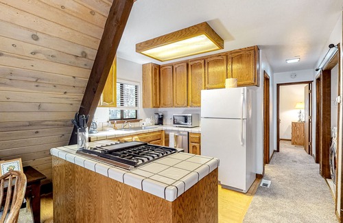 Tahoe Paradise House | Quiet A-frame cabin near town with forest views & high-speed WiFi - dog-friendly