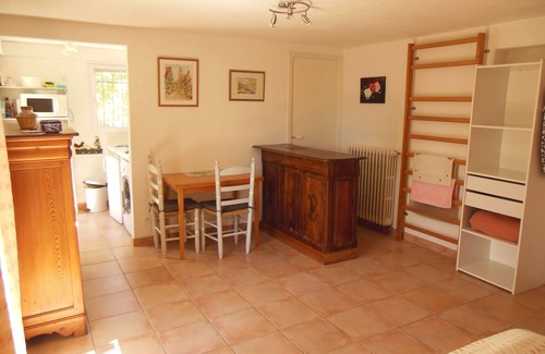 Le Rouret Apartment | Quiet and comfortable studio in a Provencal garden