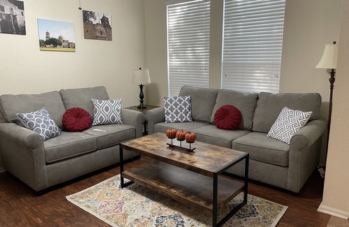 North Central Thousand Oaks House | Quiet and Convenient Townhouse