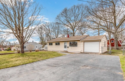 Old Mystic House | Quiet And Cozy Mystic Ranch Close To Everything 3 Bedroom Home by Redawning