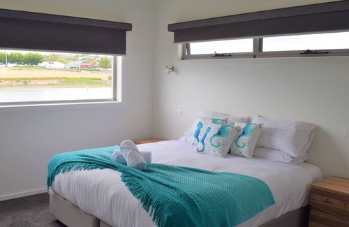 Ulverstone House | Quiet and relaxing house overlooking the Leven River and wharf