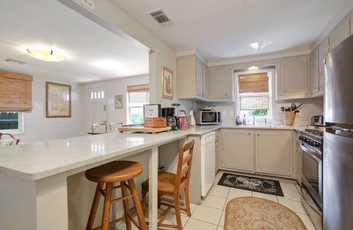 Uptown Historic District House | Quiet and safe Uptown house steps from Audubon Zoo and shopping on Magazine